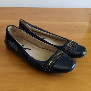 Anne Klein Sport navy patent leather ballet flat w/ colorful band, sz 9 1/2
